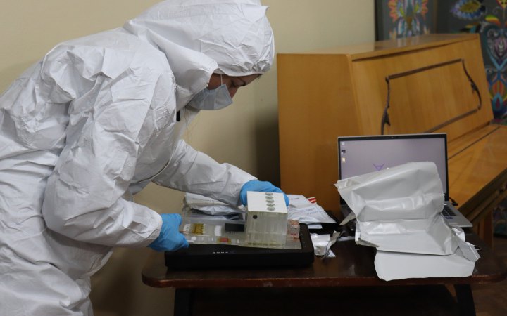 ДНК-лабораторія в Ізюмі встановила перші родинні зв’язки із загиблими на Харківщині
