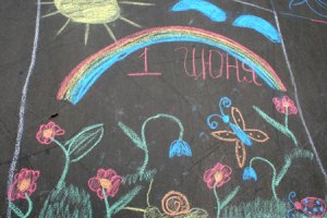 В Хмельницком дети подарили Януковичу рисунки на асфальте