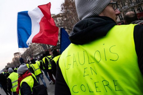Правительство Франции решило ужесточить меры против "желтых жилетов"