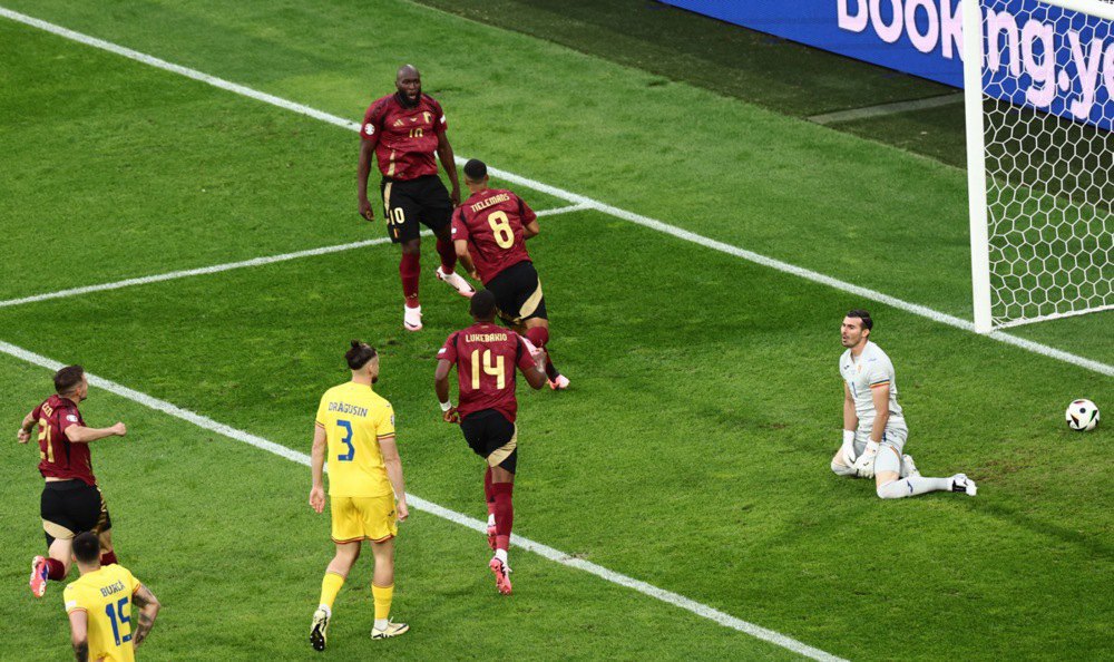 Юрі Тілеманс (по центру) з Бельгії святкує забитий гол під час футбольного матчу групи E Євро-2024 між Бельгією та Румунією в Кельні, Німеччина.