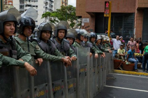 На акции протеста в Венесуэле убили полицейского, еще двое ранены