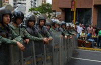 На акции протеста в Венесуэле убили полицейского, еще двое ранены