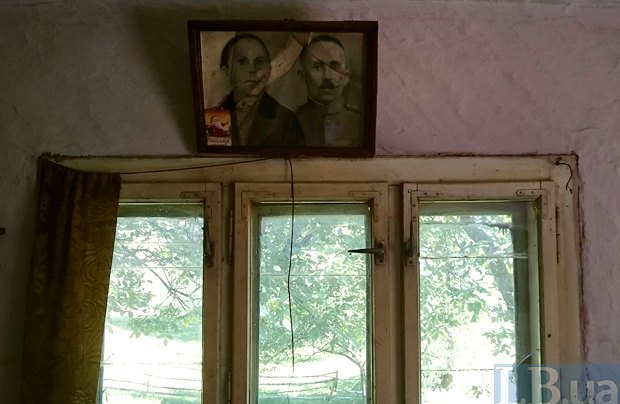 Над вікном висить портрет бабусі і дідуся Василя