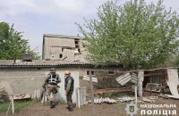 Унаслідок ворожих обстрілів на Харківщині горіли будинки, є загиблі та поранені