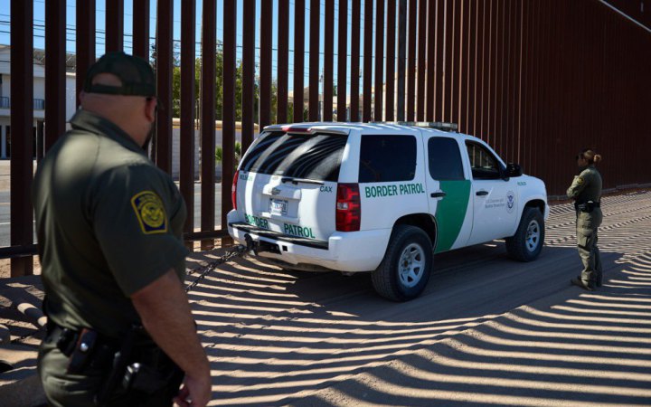 На прохання Трампа стіну на кордоні США та Мексики пофарбують у чорний колір, щоб вона була гарячішою на сонці