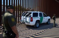 На прохання Трампа стіну на кордоні США та Мексики пофарбують у чорний колір, щоб вона була гарячішою на сонці