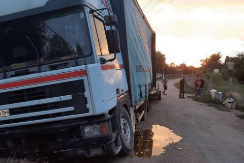 ​На Миколаївщині 19-річний хлопець викрав вантажівку з 30 бочками меду і розсипав їх