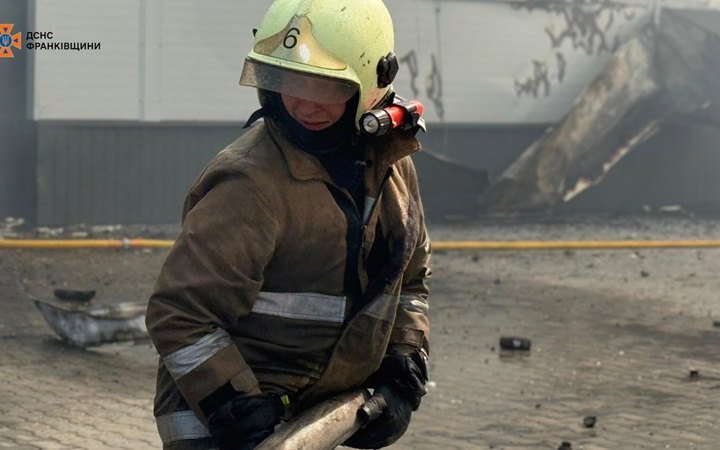 На Івано-Франківщині загасили пожежу на складах, яку спричинили російські обстріли