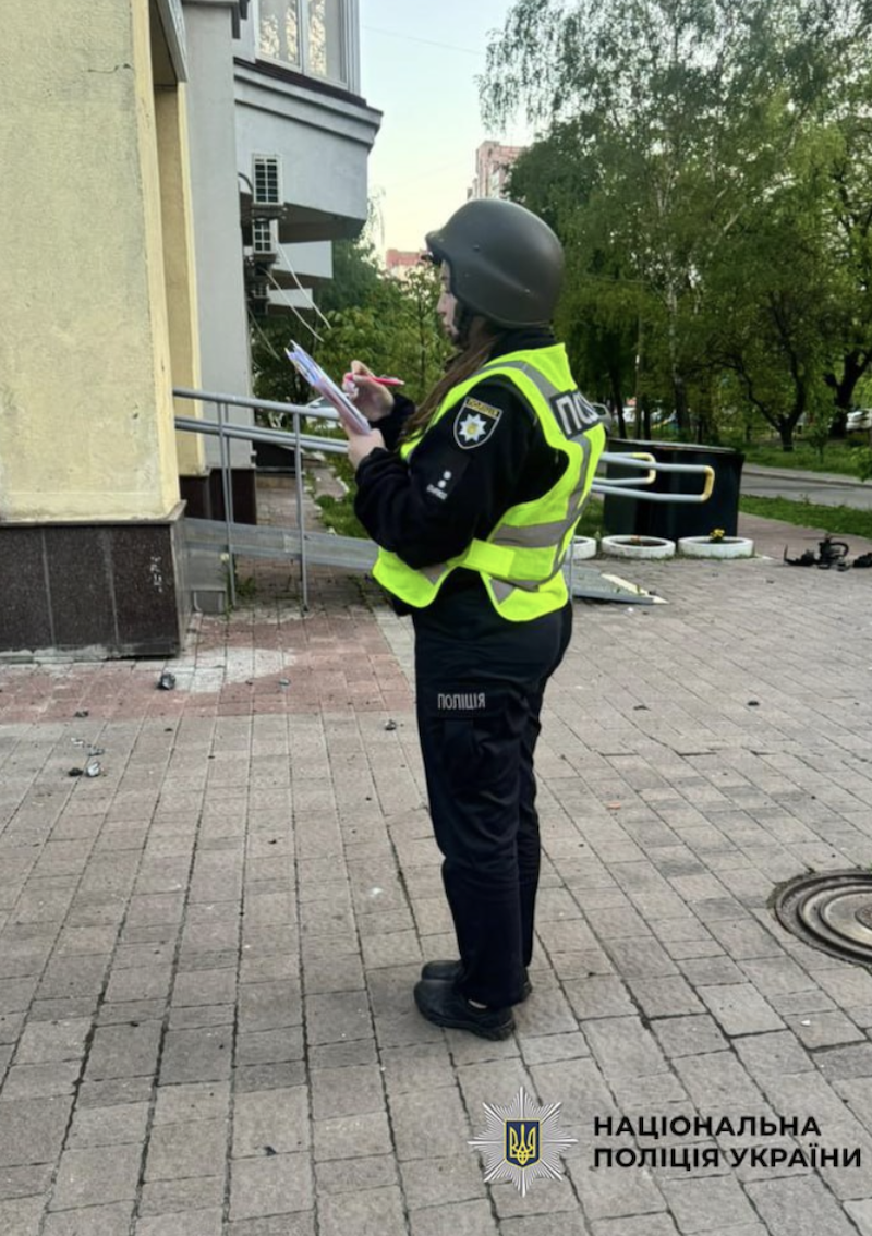 Пошкоджений будинок у Києві 