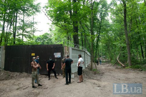 Коммунальщики начали демонтаж забора на строительстве ЖК в Пуще-Водице (добавлены фото) 