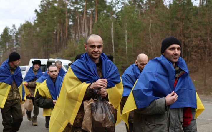 Один із найбільших обмінів: 175 українських військовополонених повернулися додому з російської неволі