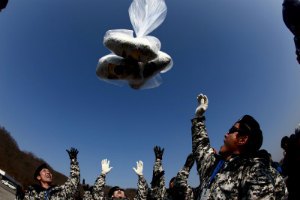 Южнокорейские активисты запустили воздушные шары с агитками против властей КНДР