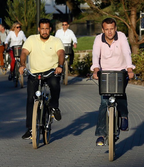 Эммануэль Макрон и Александр Беналла во время велосипедной поездки в Ле-Туке.