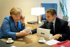 Меркель подарила новорожденной дочери Саркози мишку, Кэмерон - одеяло