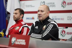 Белорусы уволили тренера