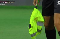Лайнсмены забыли флажки в отеле и отсудили отборочный матч ЧМ-2022 с помощью швабр и стюардских жилетов