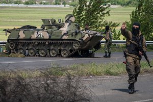 Силовики уничтожили из гранатомета две машины с боевиками, напавшими на блокпост в Славянске
