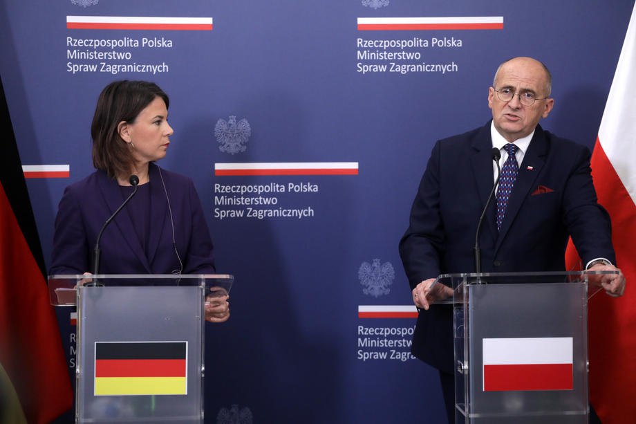 Міністр закордонних справ Польщі Збіґнєв Рау та міністр закордонних справ Німеччини Анналена Бербок під час пресбрифінгу після зустрічі у Варшаві, 4 жовтня 2022 року