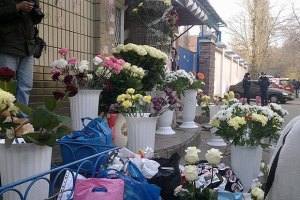 Сторонники Тимошенко забросали двор СИЗО цветами