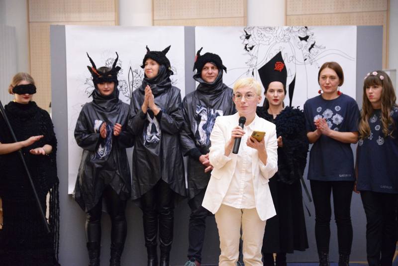 Авторка та актори вертепу Тетяна Шпайхер «Різдво з Ґаретом Джонсом» у штаб-квартирі ОБСЄ