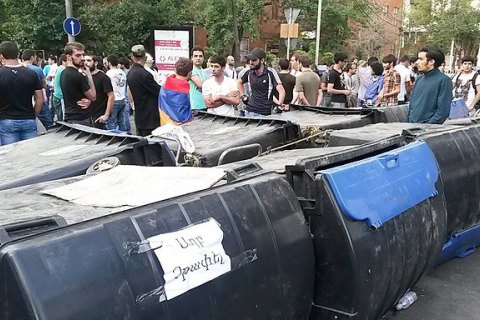 Протесты в Армении охватили уже пять городов (трансляция)