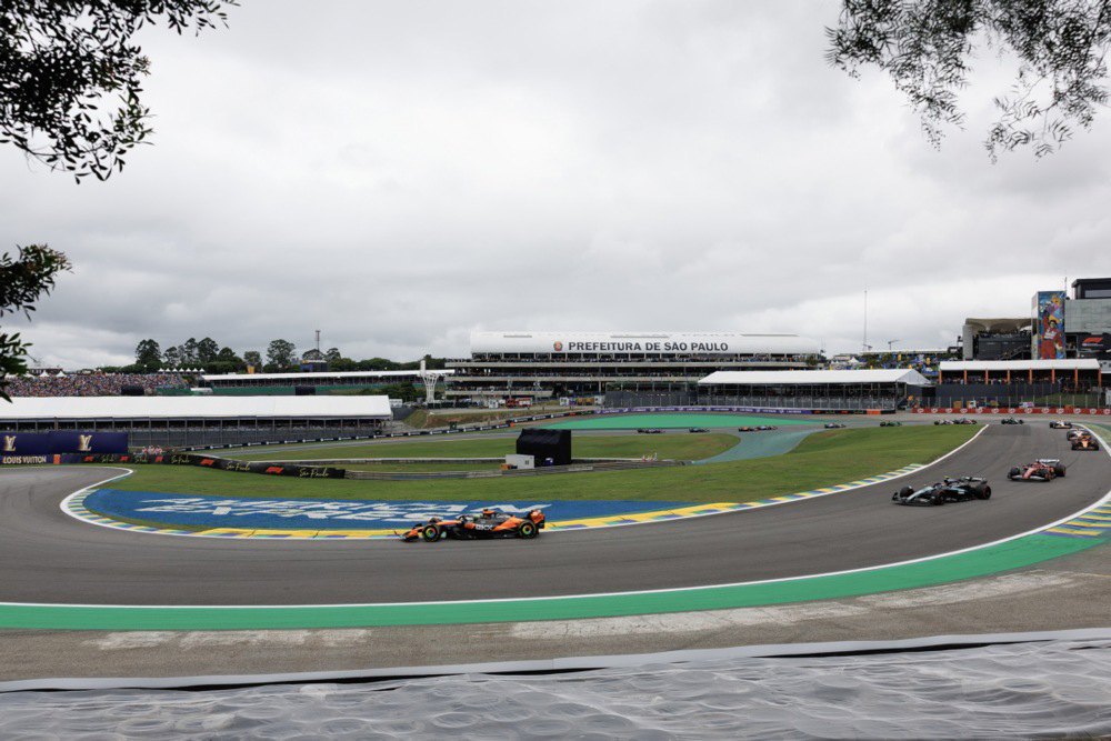 Ландо Норріс (перший болід ліворуч) мчить до фінішу