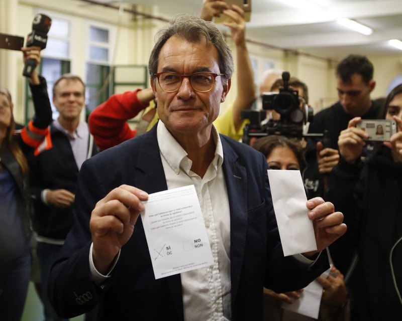 Бывший президент Каталонии Артер Мас тоже учавствовал в голосовании