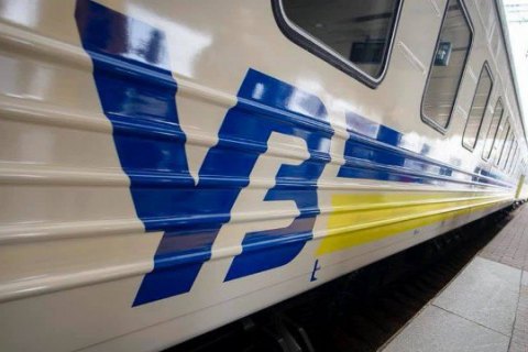 Во Львовской области поезд, ехавший в Киев, протаранил автомобиль Škoda Octavia