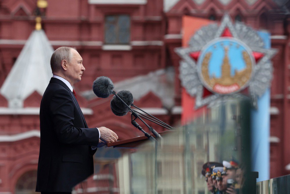 Путін виступає з промовою під час параду, 9 травня 2026 року.