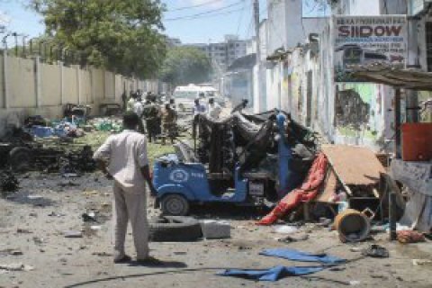 В результате теракта в столице Сомали погибли 10 человек
