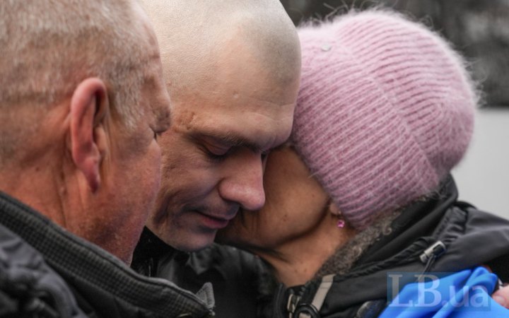 Обійми рідних і розповіді звільнених із полону: як пройшов Великодній обмін 