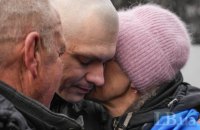 Обійми рідних і розповіді звільнених із полону: як пройшов Великодній обмін