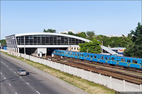 У Києві під потягом в метро загинув чоловік-«зачепер»