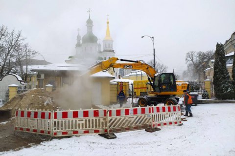 У Києві на Лаврській прорвало трубу, 86 будинків залишилися без тепла і води 