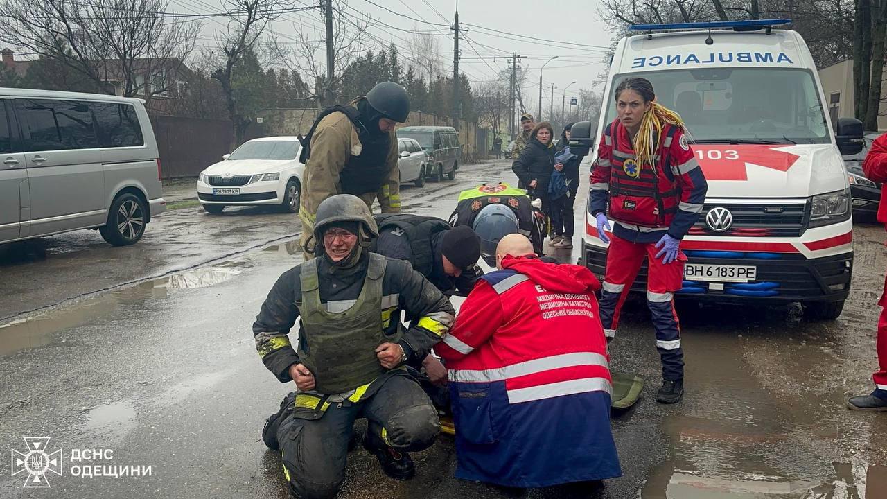 Рятувальники надають допомогу колегам, які постраждали після атаки на Одесу