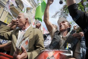 "Беркут" блокирует митингующим проход к Раде