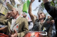 "Беркут" блокирует митингующим проход к Раде