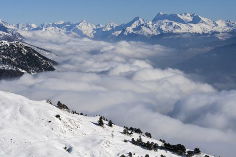 В швейцарских Альпах из-за непогоды погибли 7 лыжников, 2 альпиниста и гид