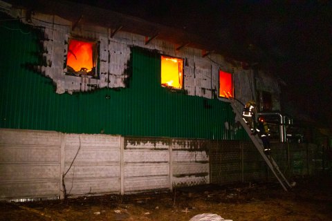Пожежу на складах військового екіпірування у Ворзелі гасили всю ніч, один постраждалий