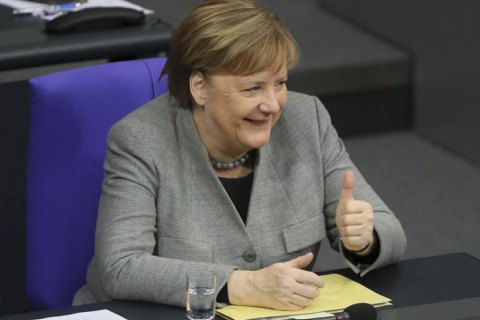 Меркель назвала допустимым производство российской вакцины Sputnik V в Германии