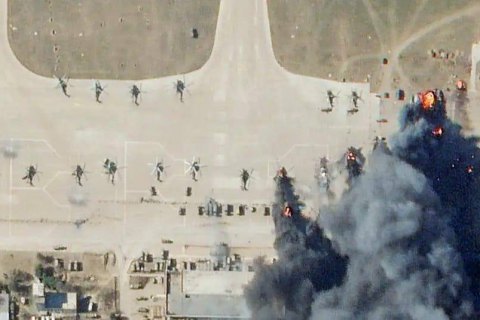 В окупованому аеропорту на Херсонщині ЗСУ знищили ворожі гелікоптери