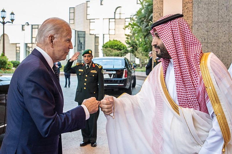 Джо Байдена вітає спадкоємний принц Мохаммед Бін Салман у палаці Аль-Салам у Джедді.