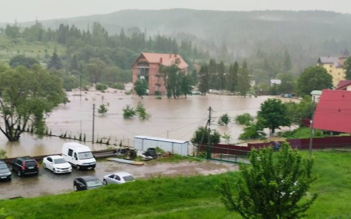 У Львівській області внаслідок повені підтопило 40 будинків, стихія зносить автомобілі