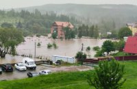 У Львівській області внаслідок повені підтопило 40 будинків, стихія зносить автомобілі