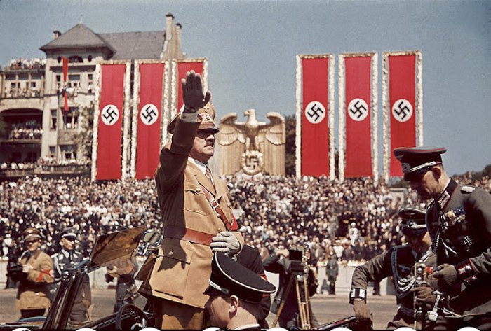 Гитлер приветствует солдат легиона «Кондор», 1939 год.