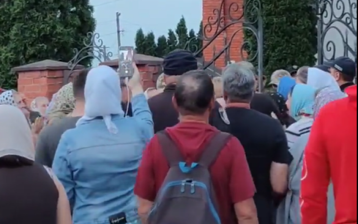 У Красилові на Хмельниччині шанувальники УПЦ МП продемонстрували свою незгоду з ПЦУ (оновлено)
