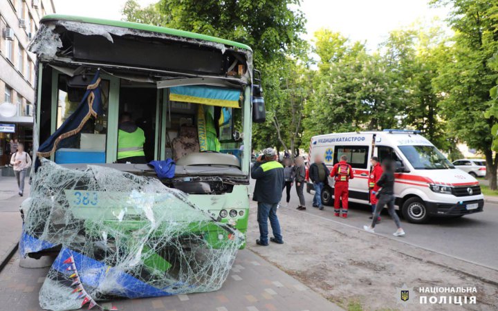 У Черкасах пожежна машина протаранила тролейбус: двоє постраждалих