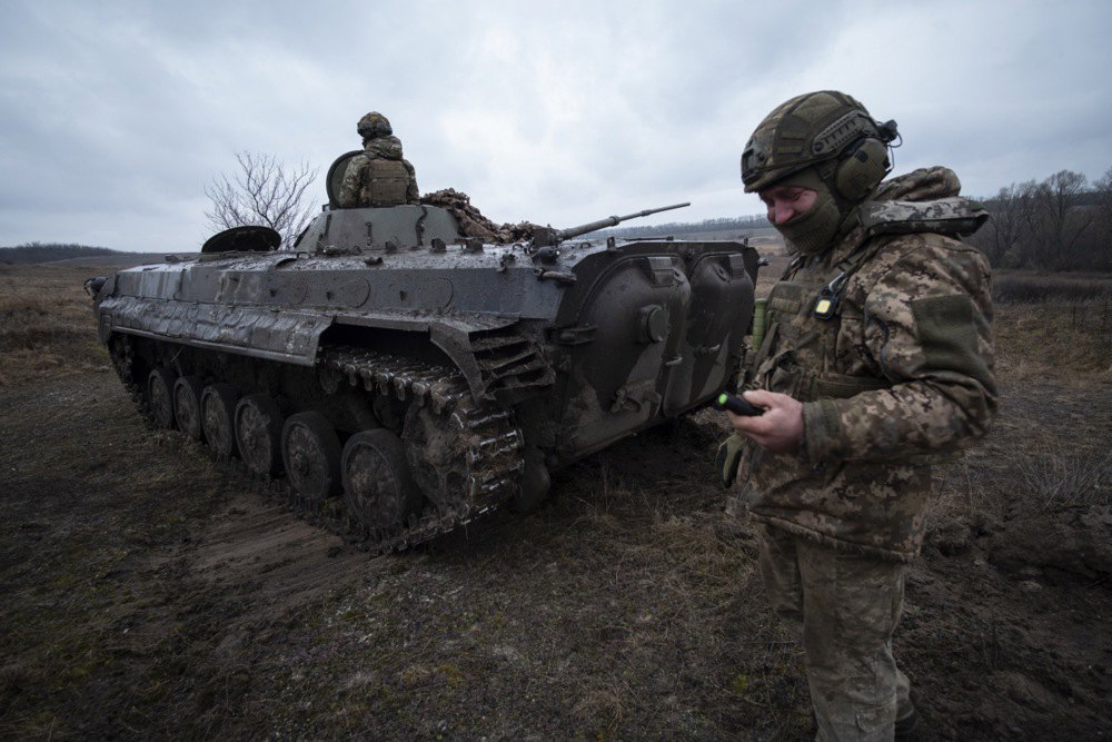 Військовослужбовці ЗСУ на БМП-1 під час навчання піхотинців 22 ОМСБр ЗСУ, 14 березня 2024 р.