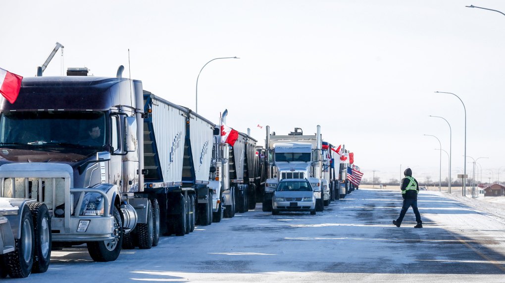 Канадійські протестувальники-далекобійники під час блокади кордону зі США в Коутс, Альберта, 2 лютого 2022 року.
