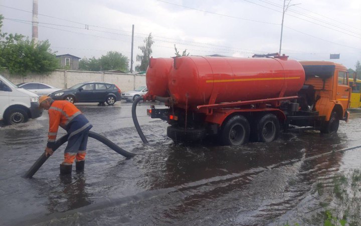 Київські комунальники продовжують ліквідовувати наслідки зливи